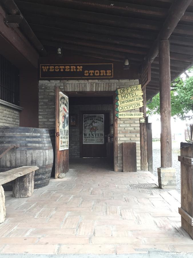 Cowboys Guest Ranch Hotel Voghera Exterior photo